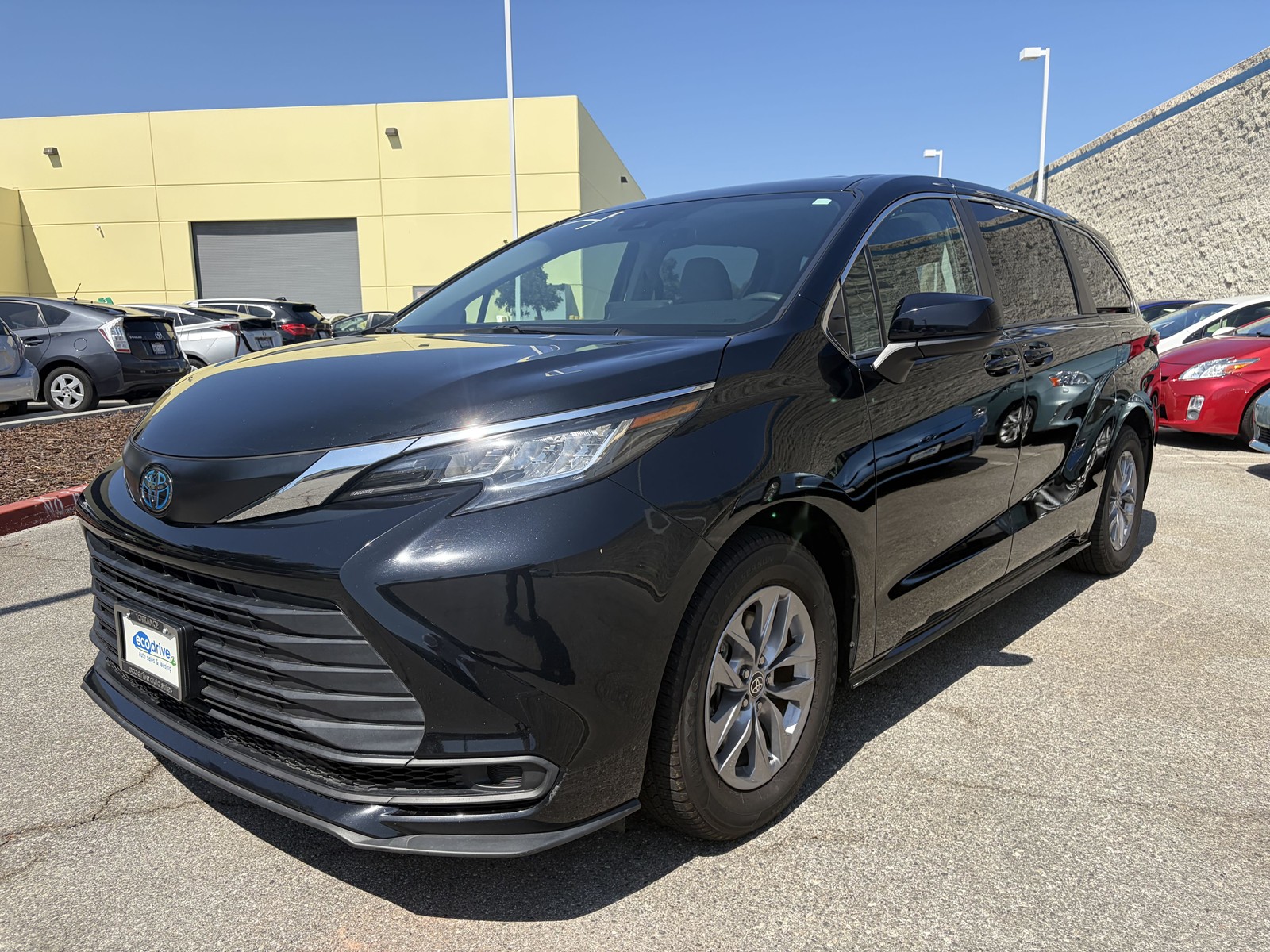 2022 Toyota Sienna LE - Photo 2