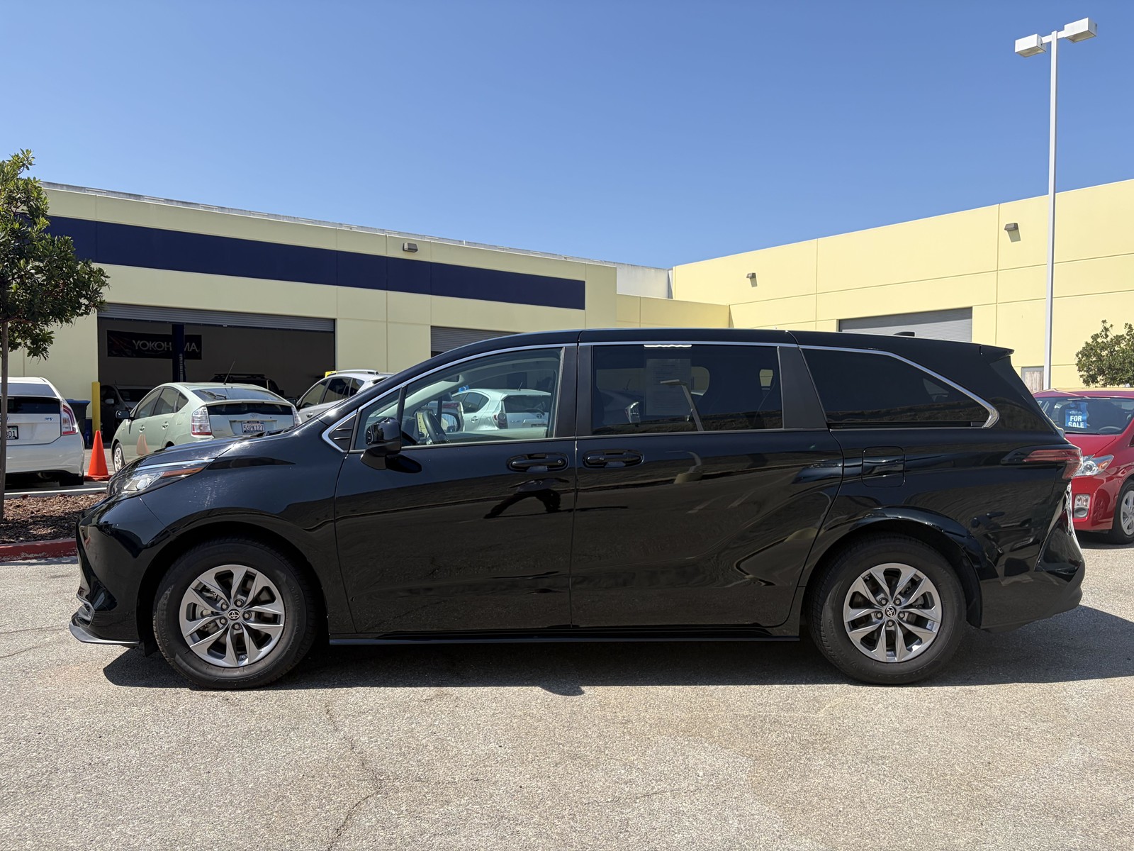 2022 Toyota Sienna LE - Photo 3