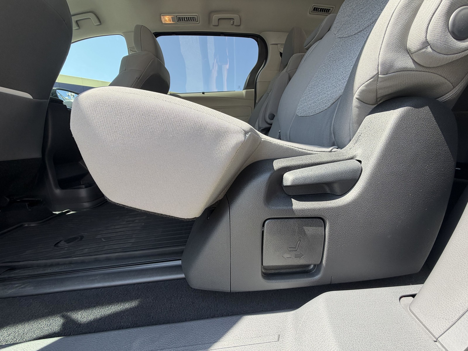 2022 Toyota Sienna LE - Photo 22