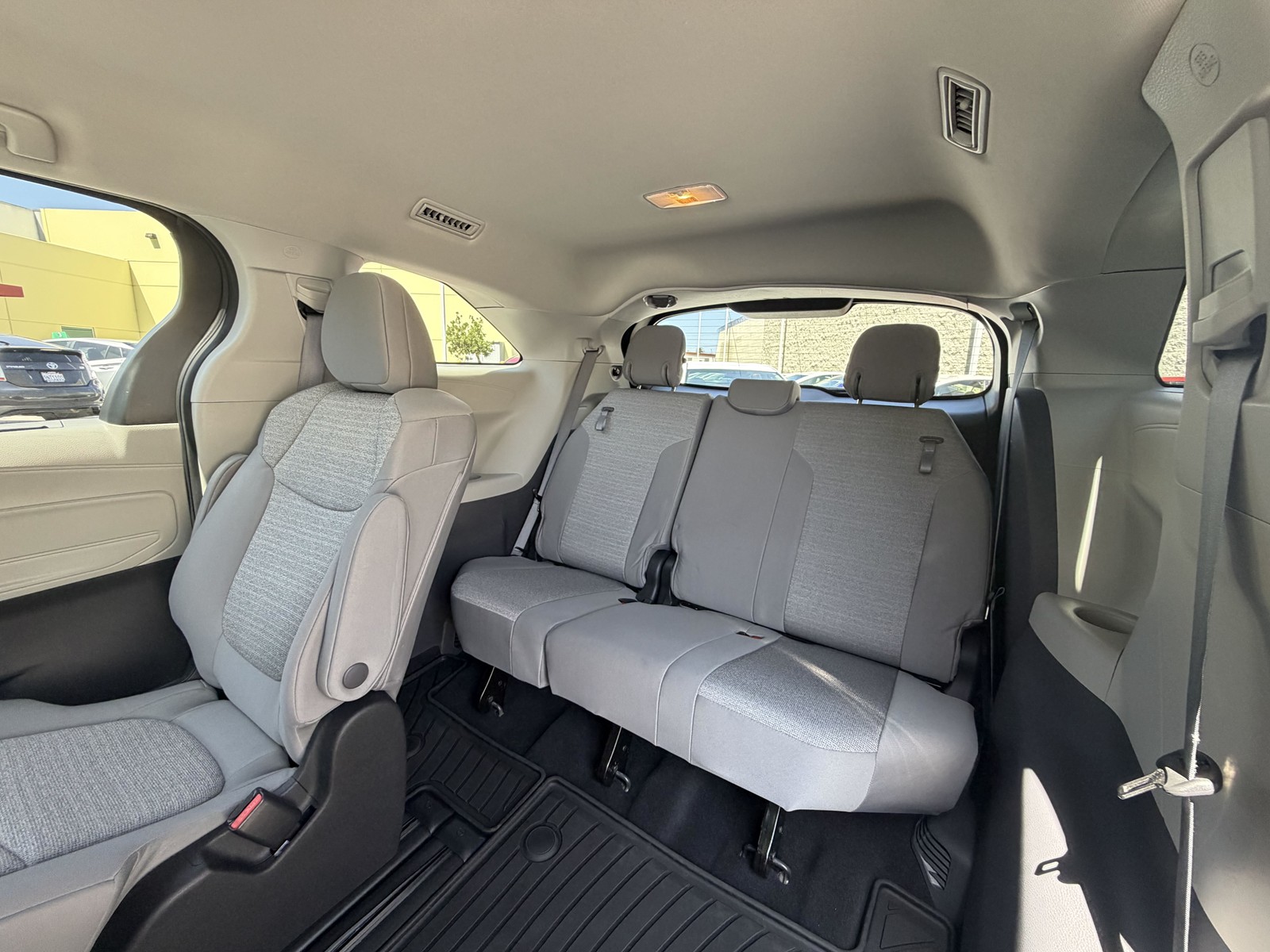 2022 Toyota Sienna LE - Photo 23