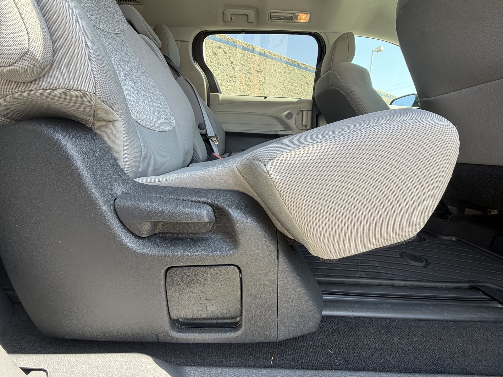 2022 Toyota Sienna LE - Photo 32