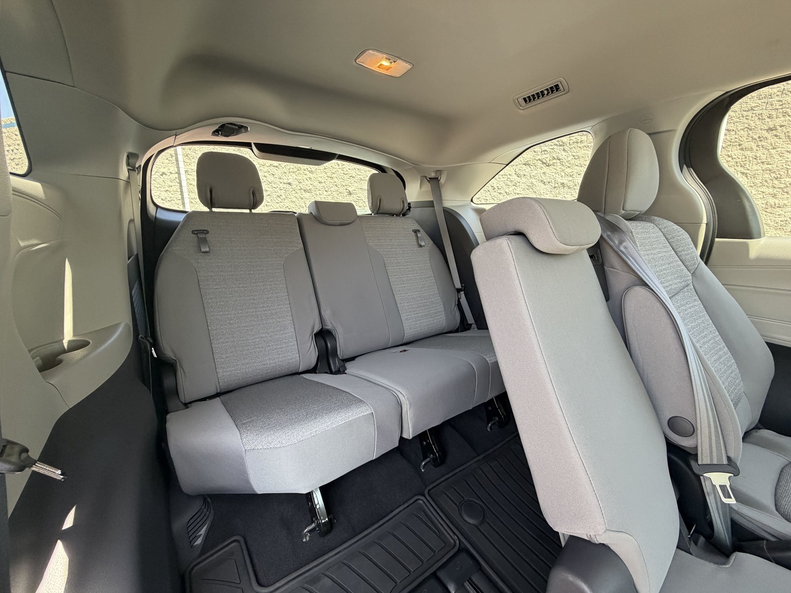 2022 Toyota Sienna LE - Photo 33