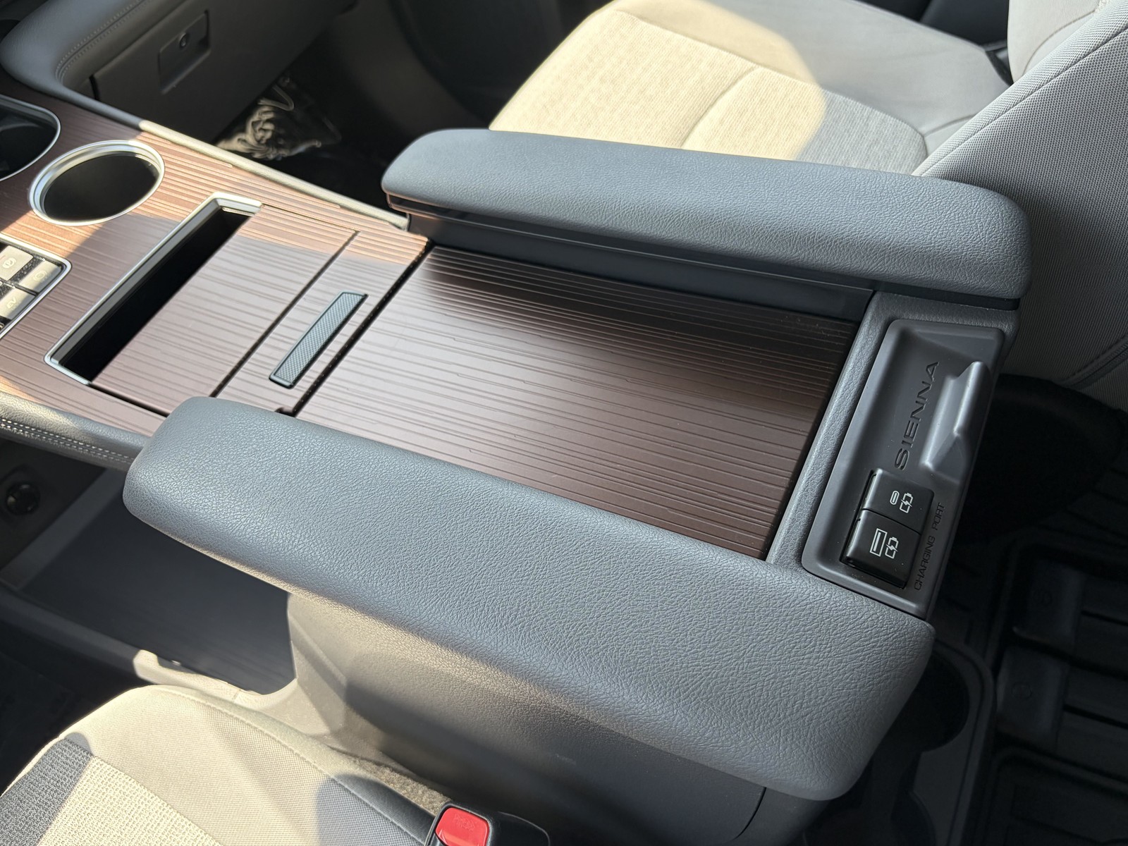 2022 Toyota Sienna LE - Photo 54