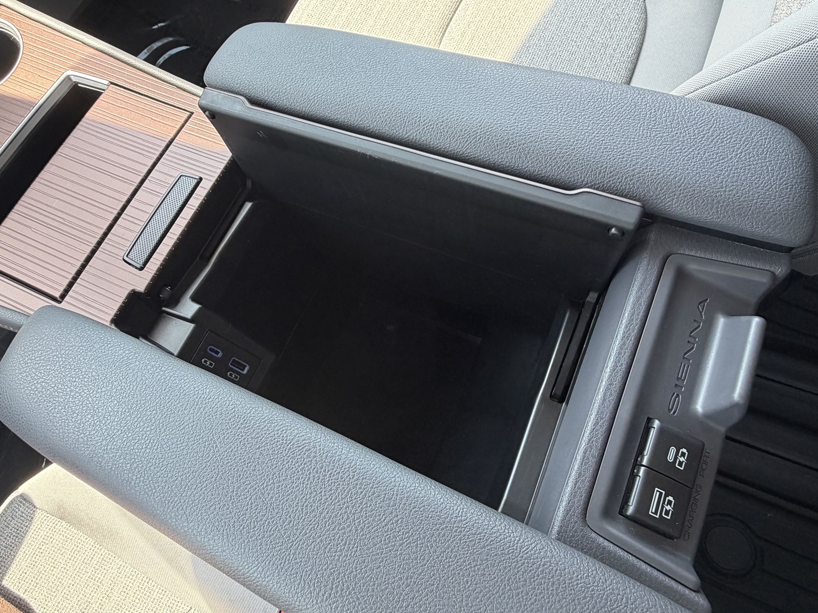 2022 Toyota Sienna LE - Photo 55
